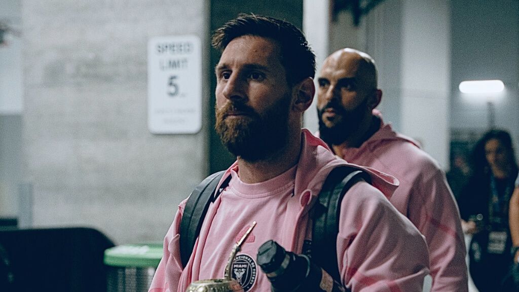  Leo Messi y su guardaespaldas (@YassineCheuko)