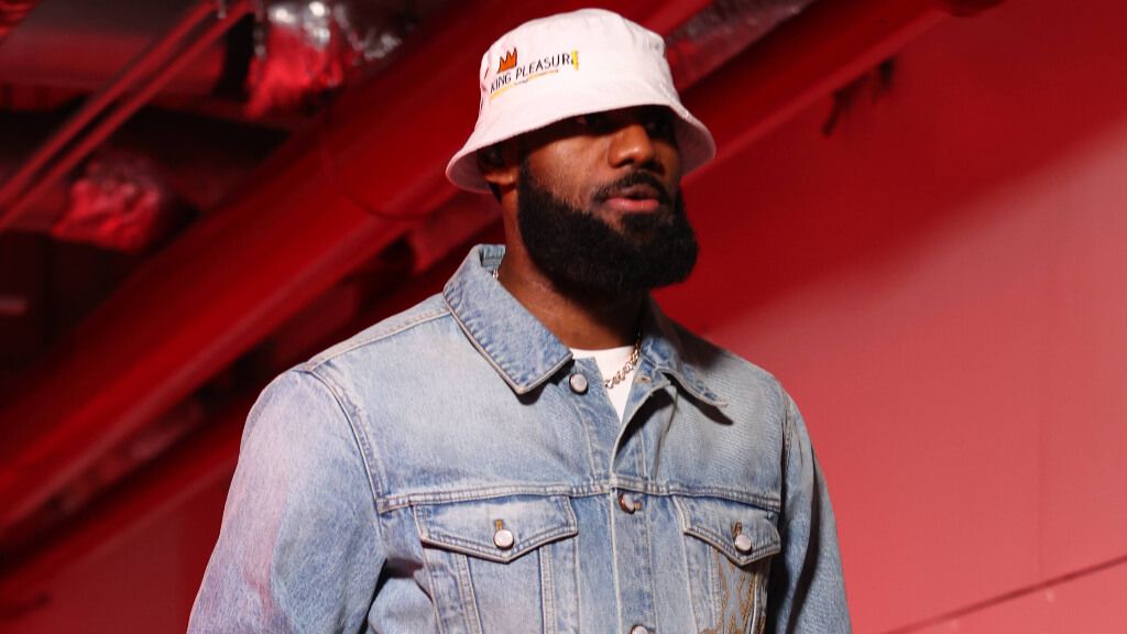 LeBron James llegando a un partido de los Lakers (Cordon Press)