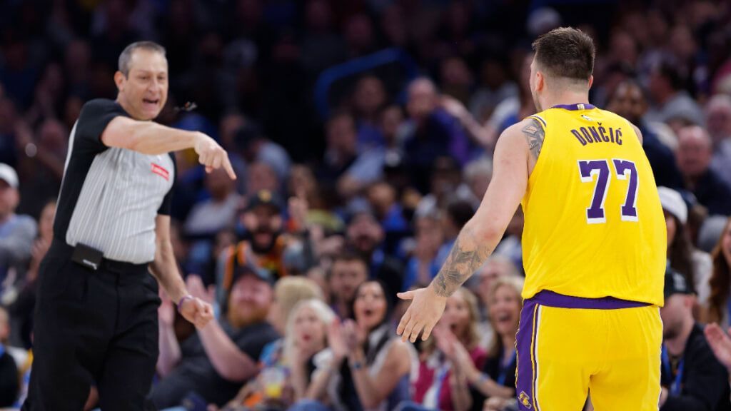 Luka Doncic protestando al árbitro (Cordon Press)