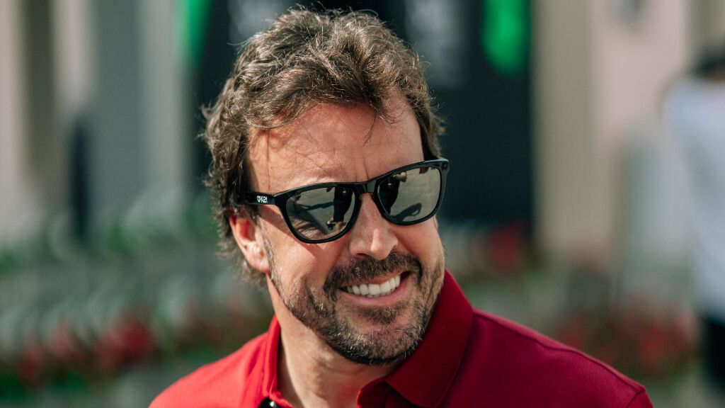 Fernando Alonso, llegando al Gran Premio de Baréin.