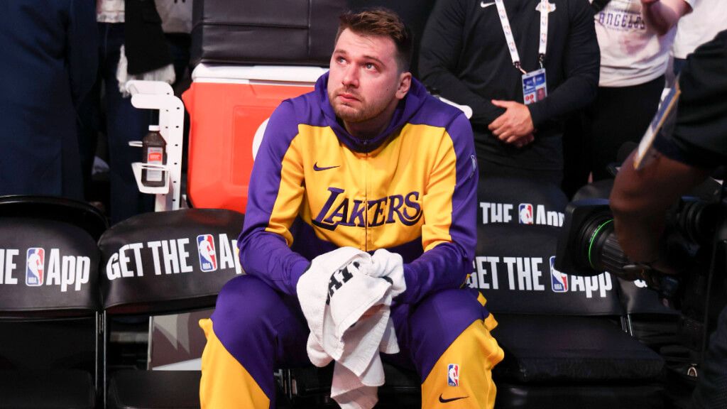  Luka Doncic viendo el vídeo de bienvenida de los Mavs (Cordon Press)