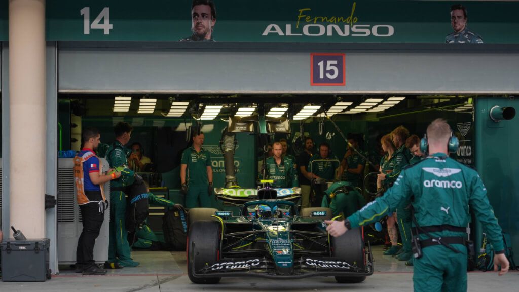  Fernando Alonso saliendo del garaje (Cordon Press)