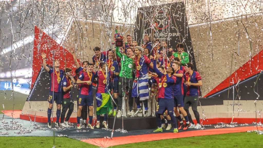  El FC Barcelona levanta el título de la Supercopa de España 2025 (Cordon Press)