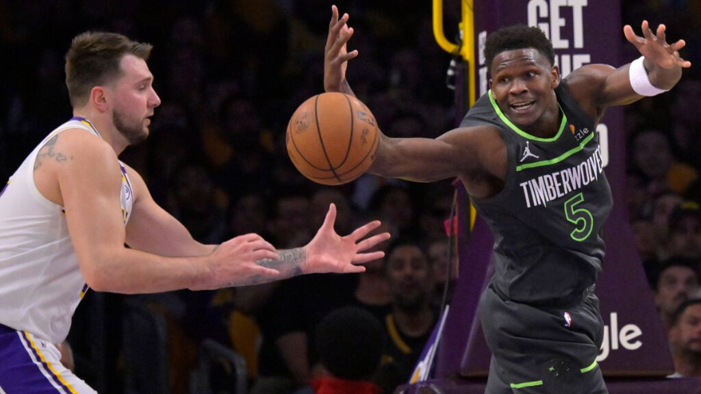  Anthony Edwards contra Luka Doncic en los playoff (Cordon Press)