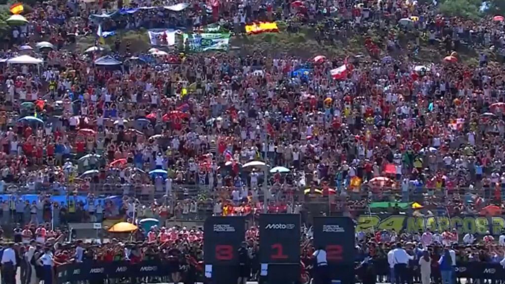 La afición de Jerez, volcada con los hermanos Márquez en el podio de la 'sprint'.