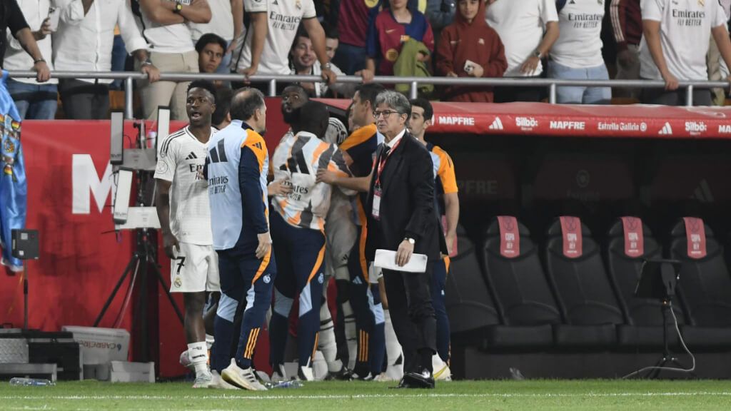 Rudiger se encara con el árbitro