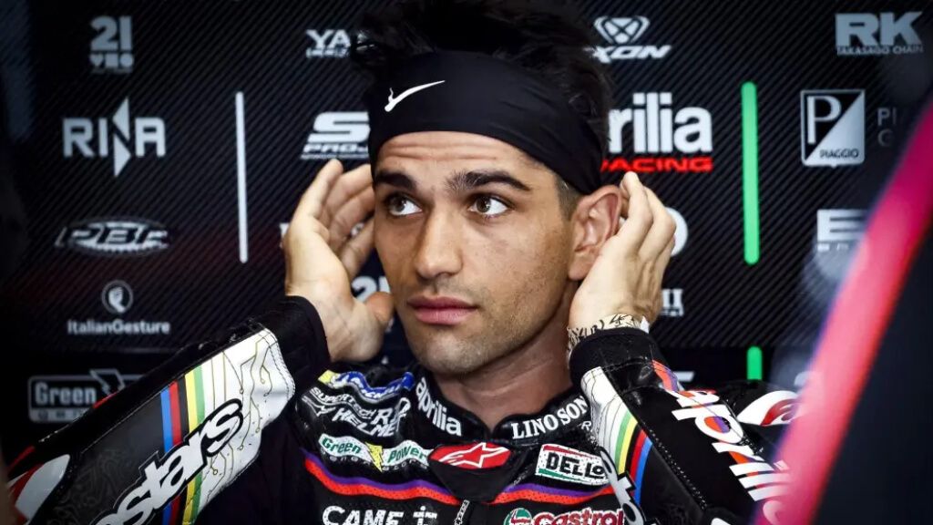 Jorge Martín, en el box de Aprilia.