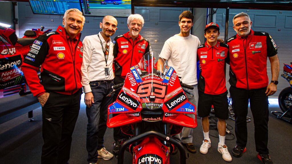  Carlos Alcaraz, en el box de Ducati con Marc Márquez.