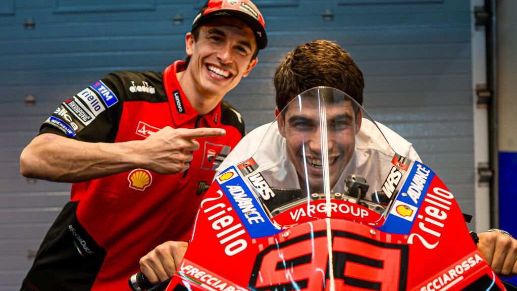  Carlos Alcaraz, subido en la Ducati de Marc Márquez.