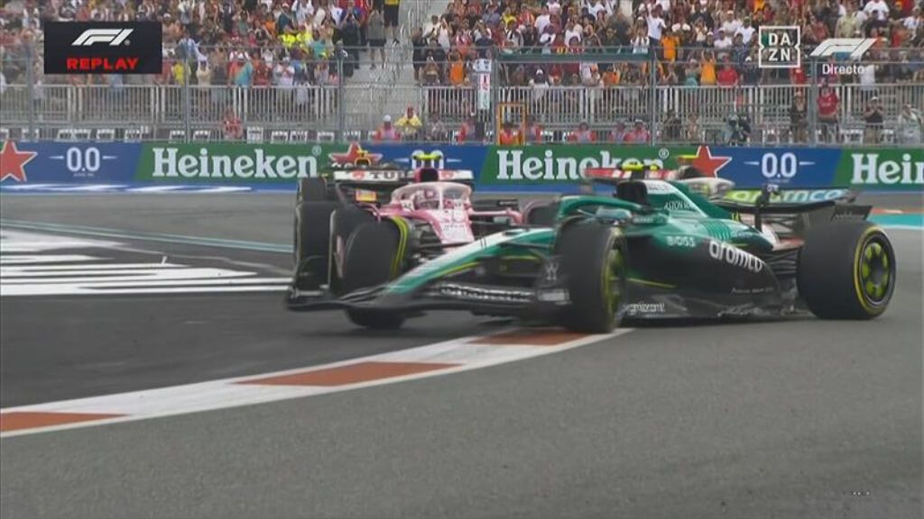  Liam Lawson y Fernando Alonso, en el Gran Premio de Miami.