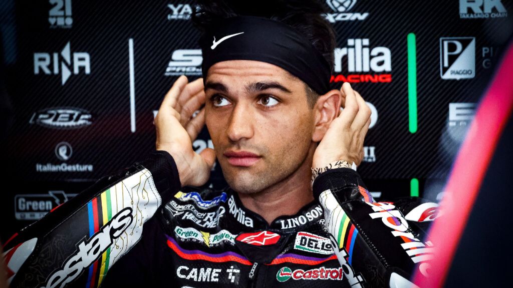 Jorge Martín, en el box de Aprilia.