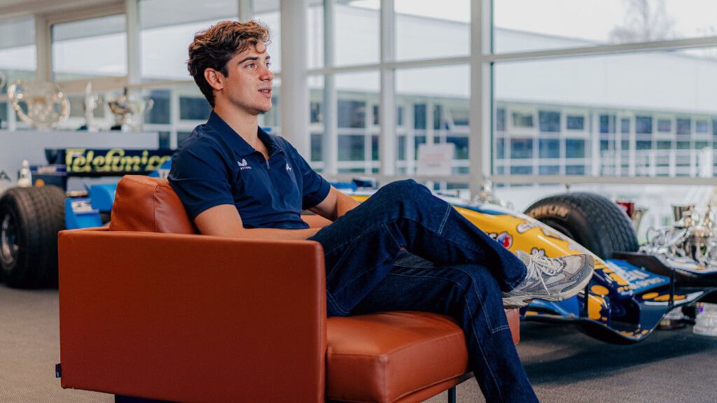  Franco Colapinto, al ser presentado como piloto reserva de Alpine para este 20245.