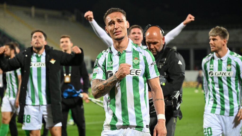  Antony, visiblemente emocionado, celebra el pase del Betis con la afición (foto: Cordon Press).