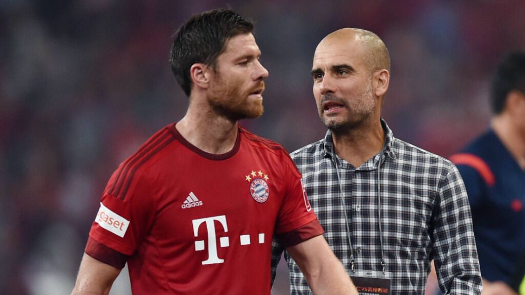 Pep Guardiola entrenando a Xabi Alonso (Cordon Press)
