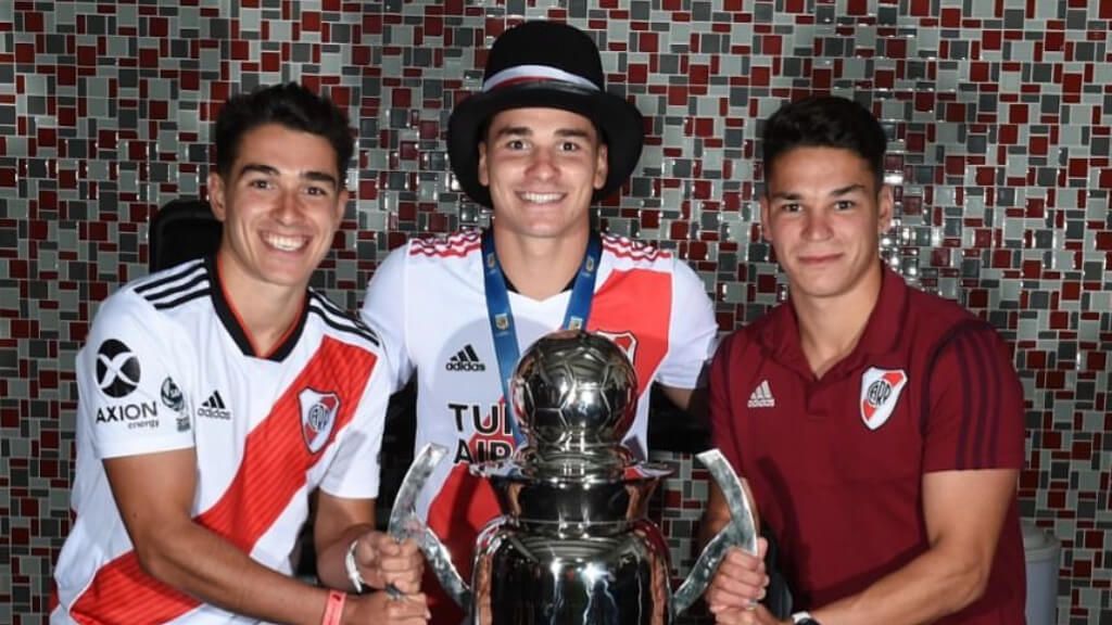  Julián Álvarez junto con sus hermanos (@agualvarez3)