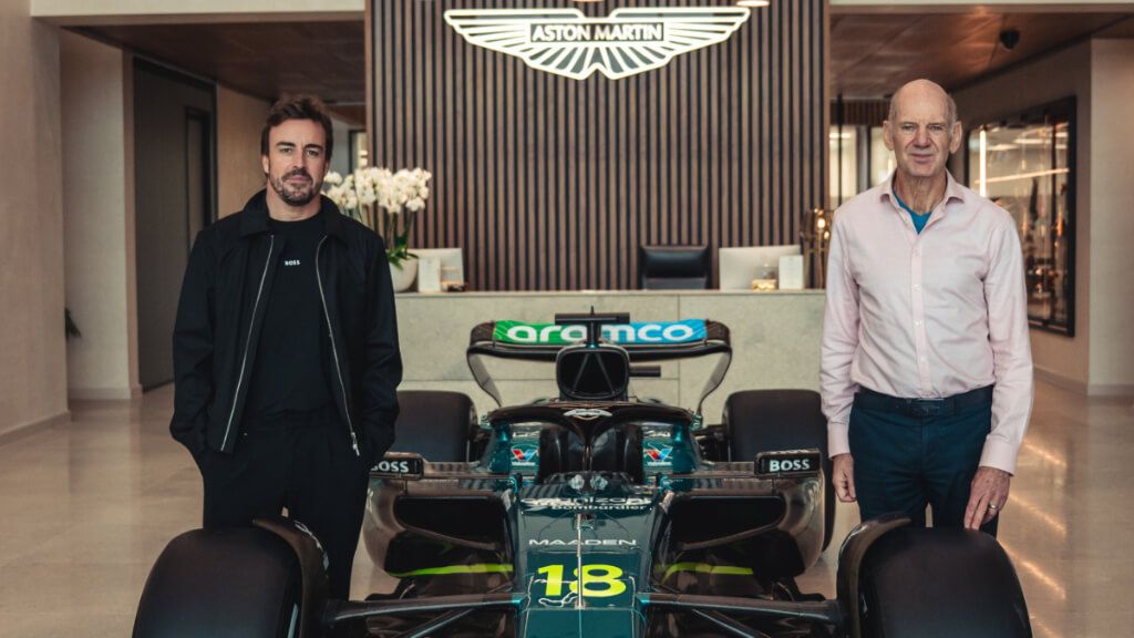  Fernando Alonso y Adrian Newey, en la fábrica de Silverstone.