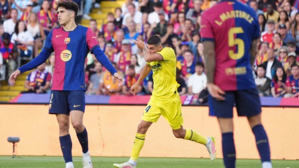  Santi Comesaña, celebrando el 2-2 en Montjuic.
