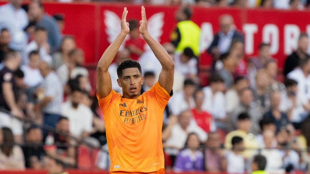 Jude Bellingham saluda a su afición tras el Sevilla-Real Madrid (foto: Cordon Press).