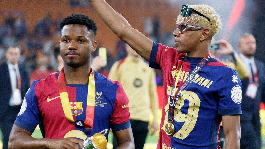  Lamine Yamal junto a Ansu Fati en la celebración de la Copa del Rey (Cordon Press)