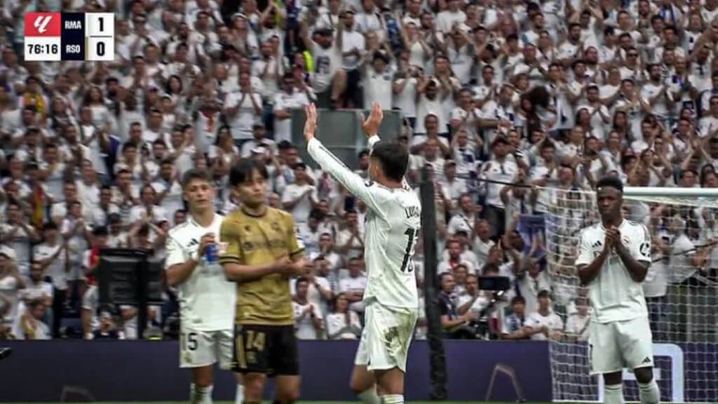 Lucas Vázquez, al ser sustituido en el Santiago Bernabéu.