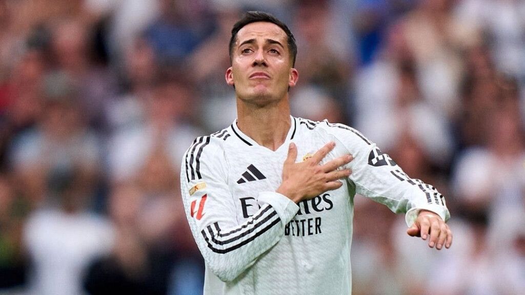 Lucas Vázquez, despidiéndose del Real Madrid y del Santiago Bernabéu (Foto: EFE).