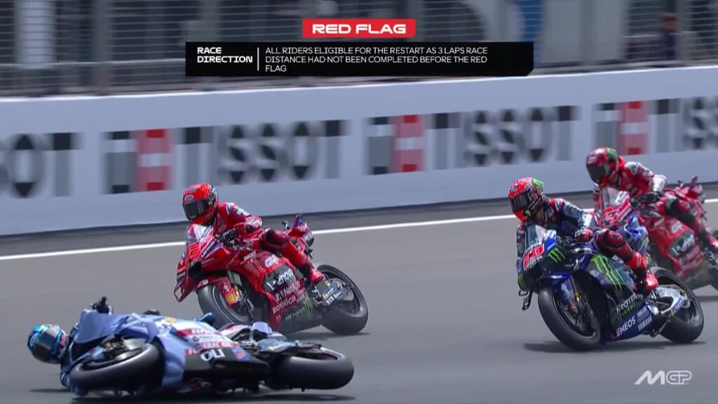 Álex Márquez, cayéndose en el Gran Premio de Silverstone.