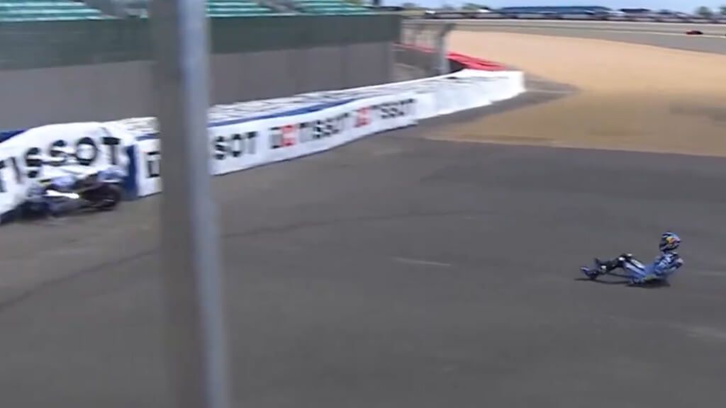 Álex Márquez, acercándose peligrosamente al muro tras caerse en Silverstone.