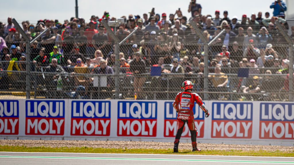  Pecco Bagnaia, tras caerse en el Gran Premio de Silverstone.
