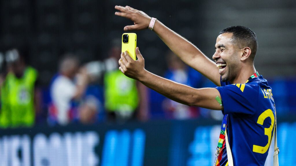  Mounir Nasraoui, en una celebración (Cordon Press)