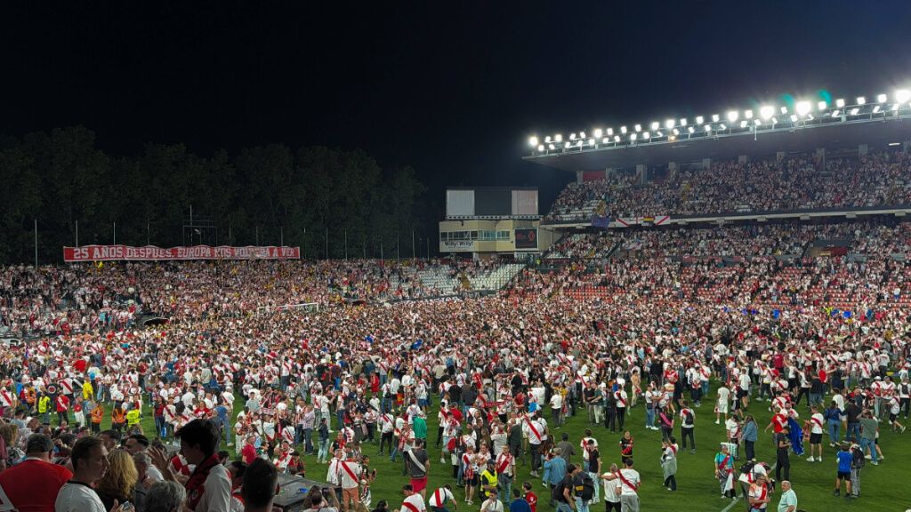  La afición del Rayo Vallecano celebrando la clasificación a Europa (Cordon Press)