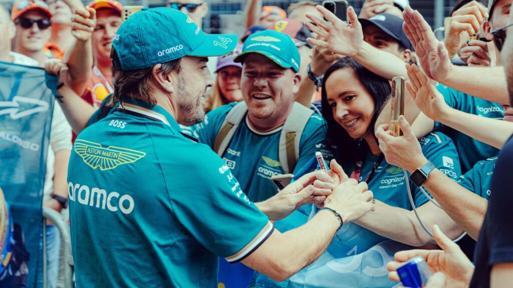 Fernando Alonso, junto con varios aficionados.