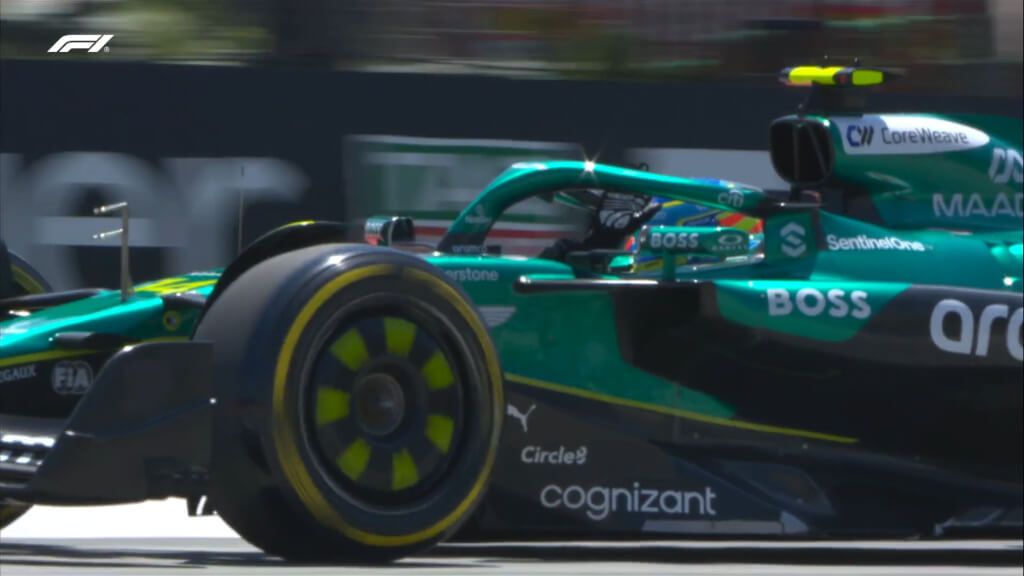 Fernando Alonso, saludando en el Gran Premio de España a la afición de Montmeló