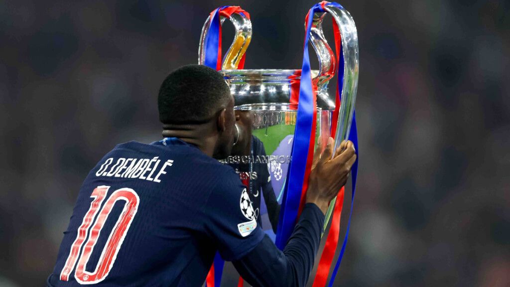 Ousmane Dembélé besando el trofeo de la Champions League (Cordon Press)
