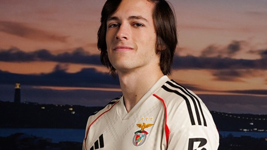  Álvaro Carreras con la nueva camiseta del Benfica