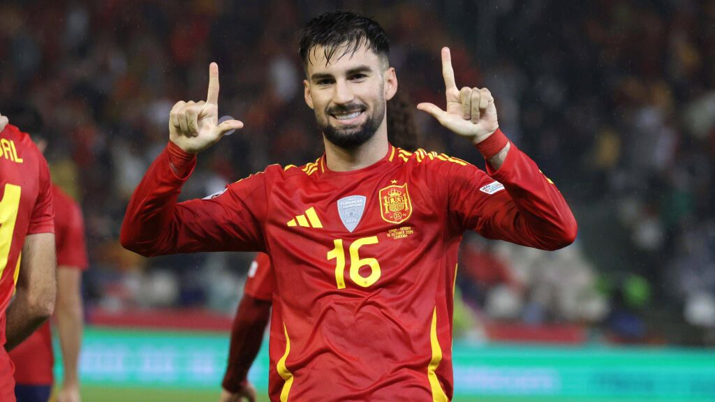  Álex Baena en un partido con la Selección Española