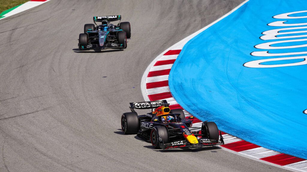 Max Verstappen contra Russell en el GP de Barcelona (Cordon Press)