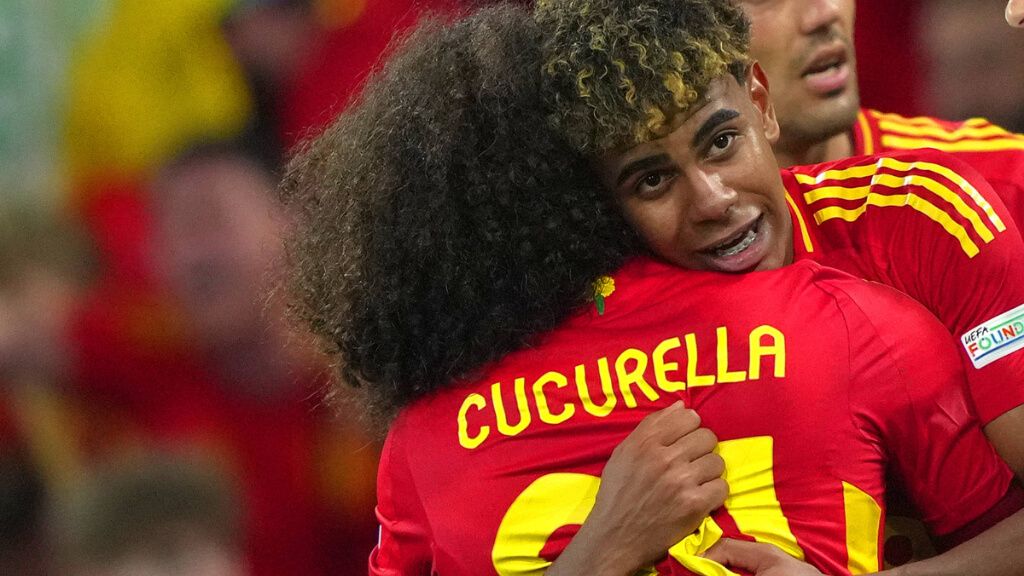 Lamine Yamal y Marc Cucurella en un partido de la Selección Española