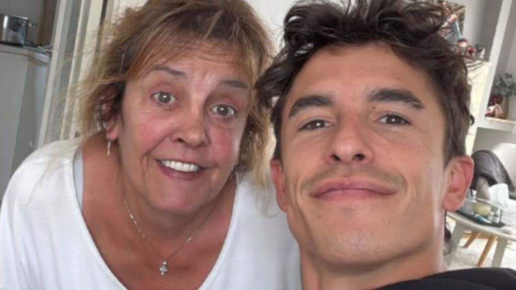 Marc Márquez, con su madre Roser.