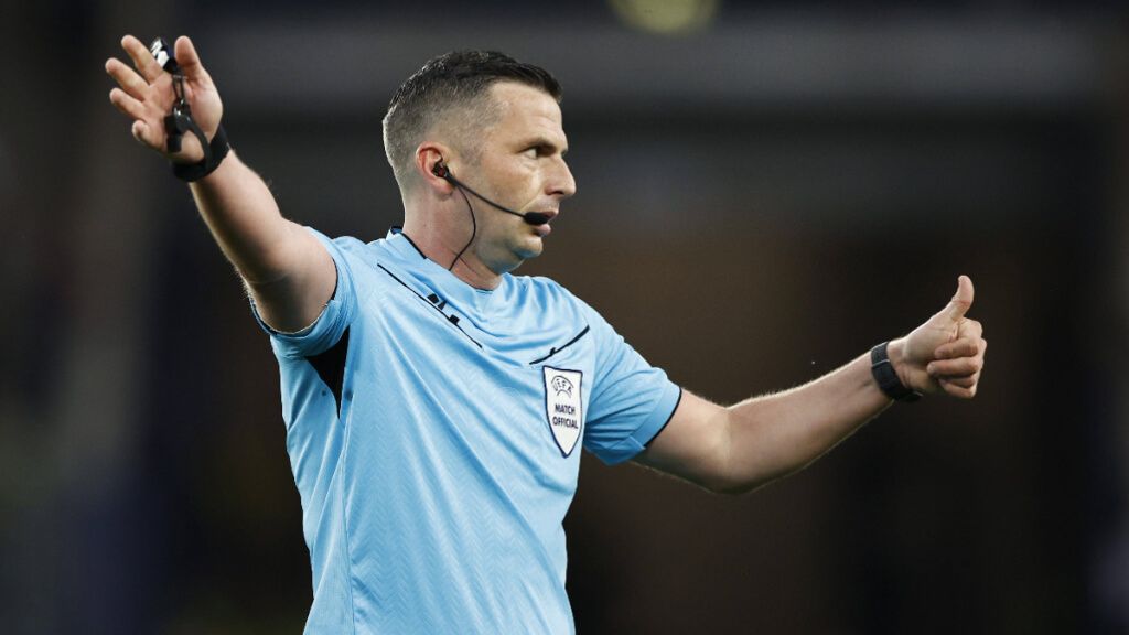  Michael Oliver realiza una indicación durante el España-Francia (foto: Cordon Press).