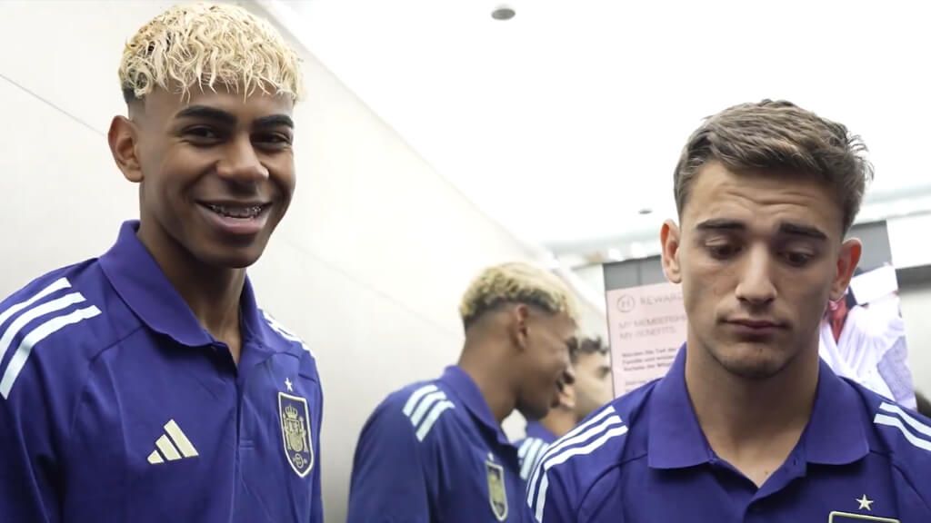  Lamine sonríe junto a Gavi en el vídeo de la Selección Española (captura: sefutbol).