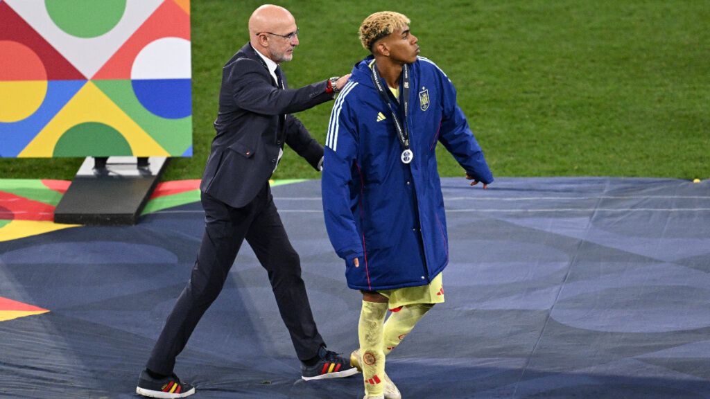 Lamine Yamal recibiendo la medalla de plata en la Nations League (Cordon Press)