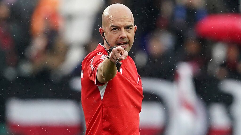  González Fuertes pitando un partido (Cordon Press)