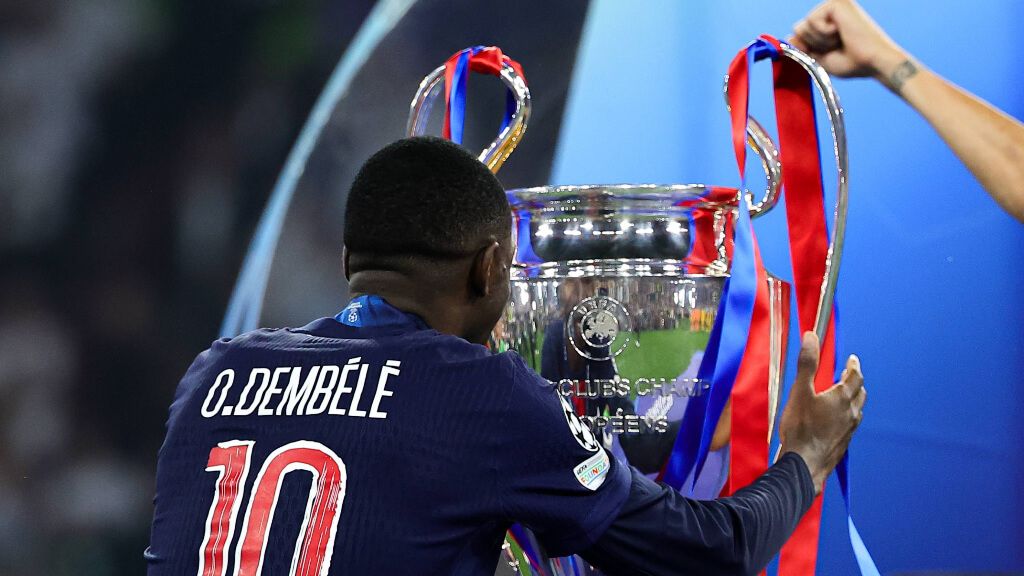  Dembélé con el trofeo de la Champions League (Cordon Press)