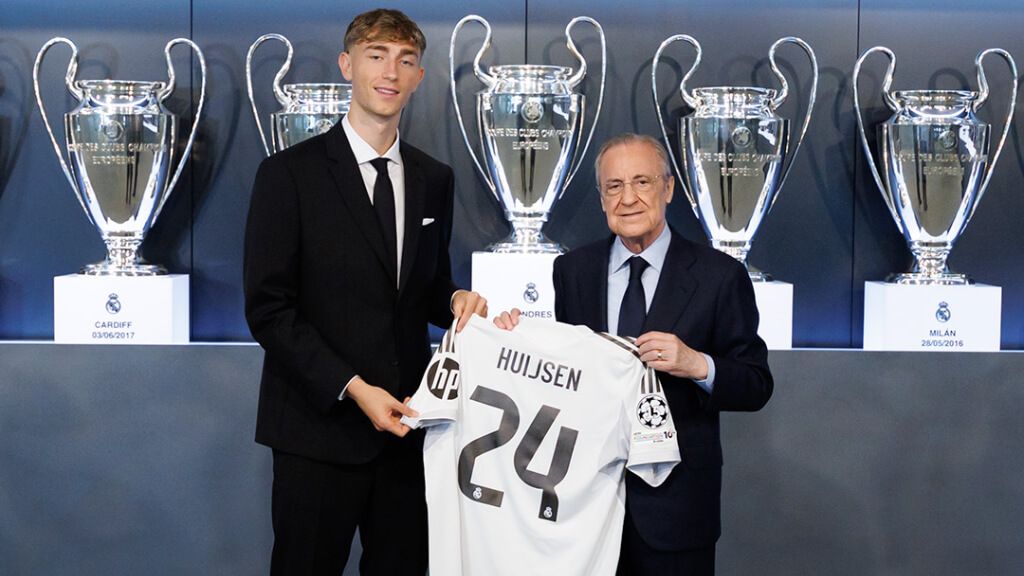 Dean Huijsen posa junto a Florentino Pérez en su presentación