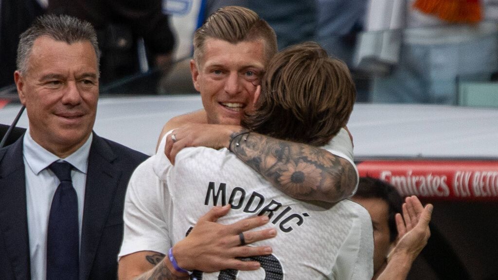  Toni Kroos abrazando a Luka Modric en su despedida del Bernabéu (Cordon Press)