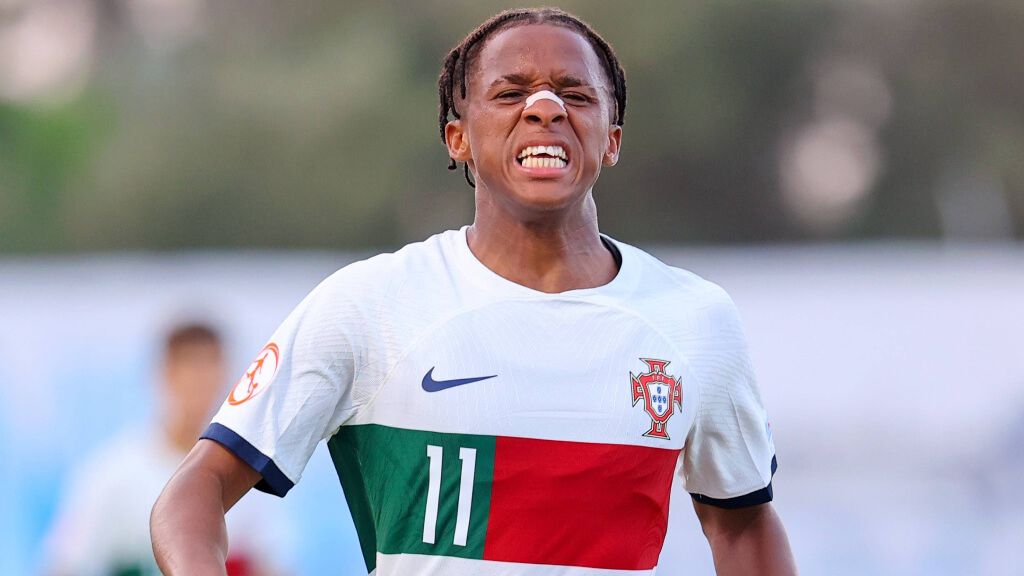  Cardoso Varela con las categorías inferiores de Portugal (Cordon Press)