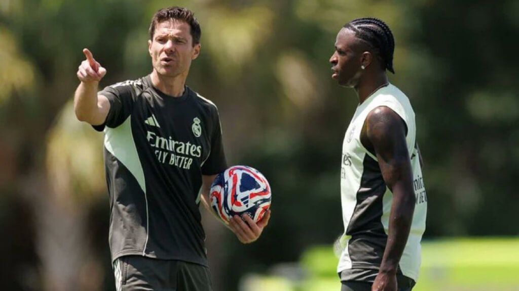 Xabi Alonso y Vinicius Jr
