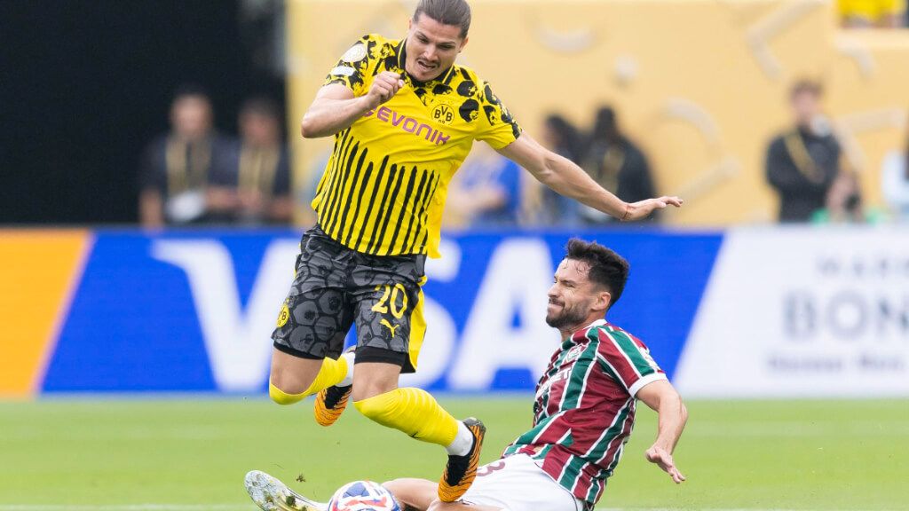 Sabitzer ante Martinelli en el Fluminense-Dortmund del Mundial de Clubes (foto: EFE)