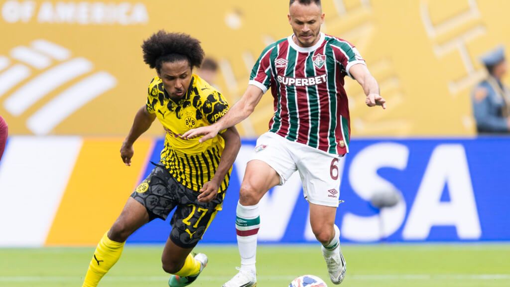  Adeyemi y René, en el Fluminense-Dortmund (foto: EFE)