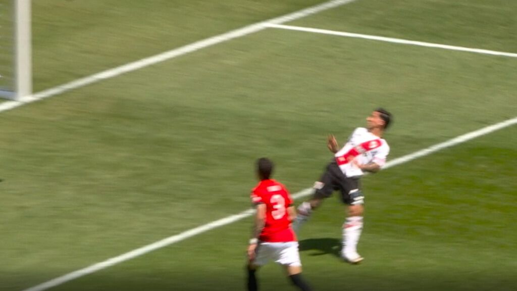 Acción en la que Sebastián Driussi se hace daño en el River-Urawa (captura: DAZN).